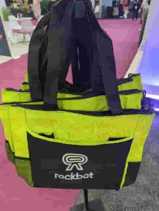 Multi pocket tote bag with zipper