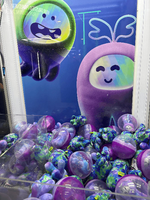 Query & Glimsy Keychain claw machine